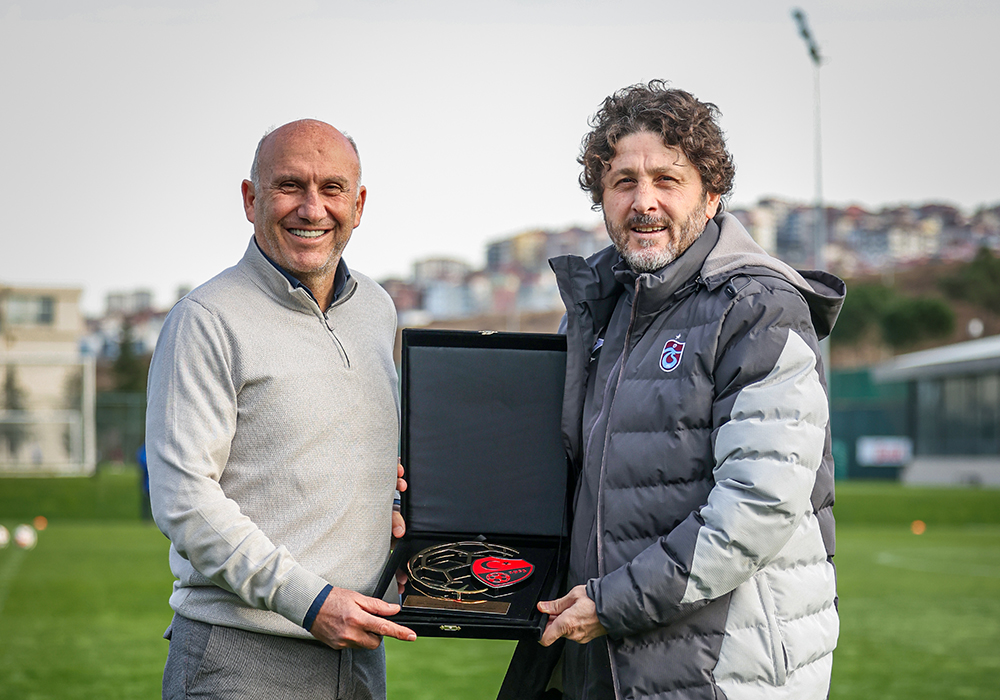 Teknik Direktörümüz Fatih Tekke’ye TFF Sosyal Sorumluluk Ödülü