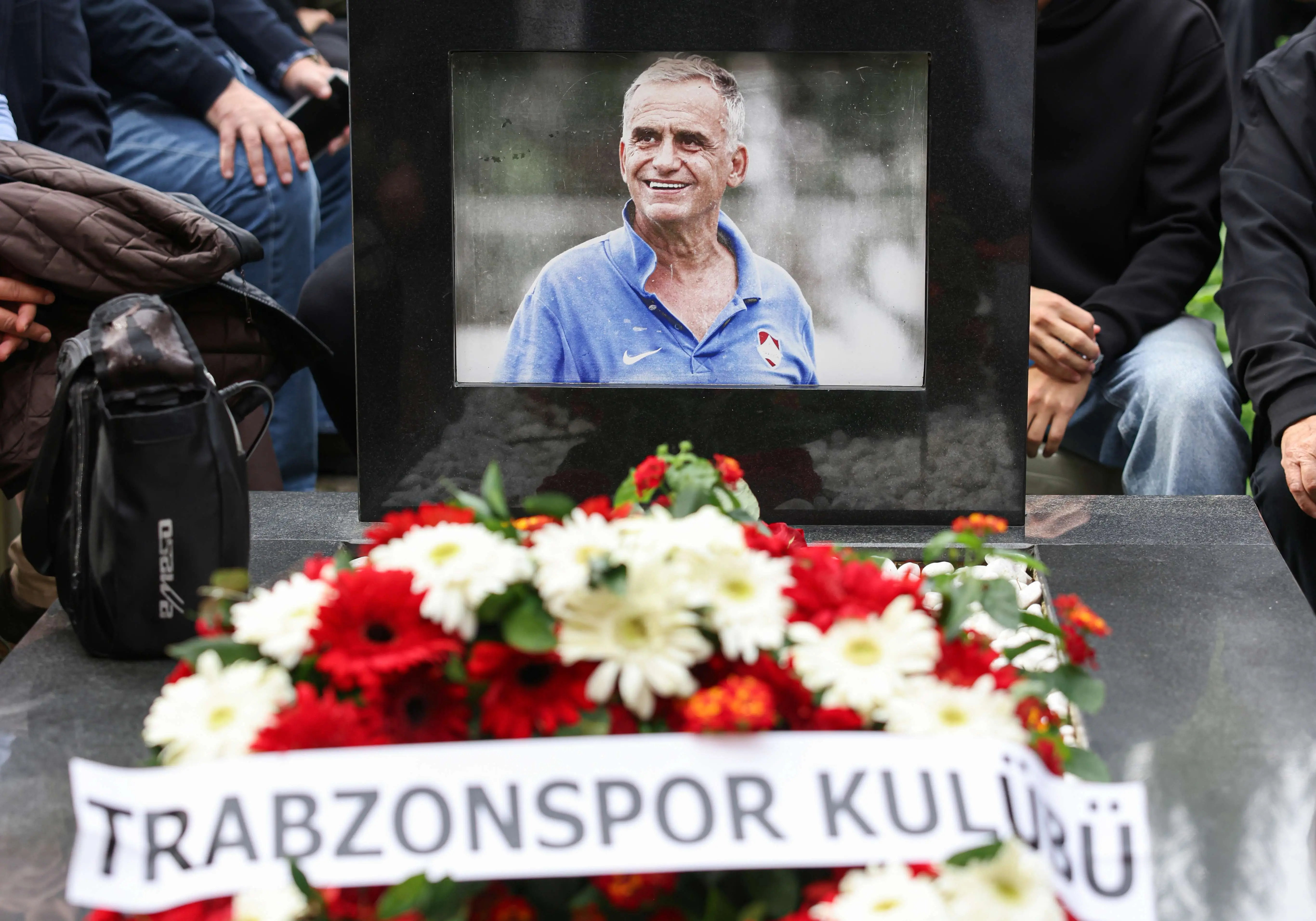 Efsane futbolcularımızdan Kadir Özcan kabri başında anıldı