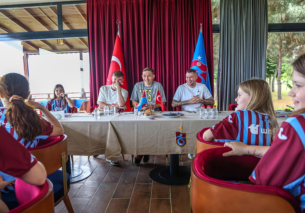 Futbolcularımız Zubkov, Sikan ve Batagov, Savaş Mağduru Ukraynalı Çocuklarla Bir Araya Geldi