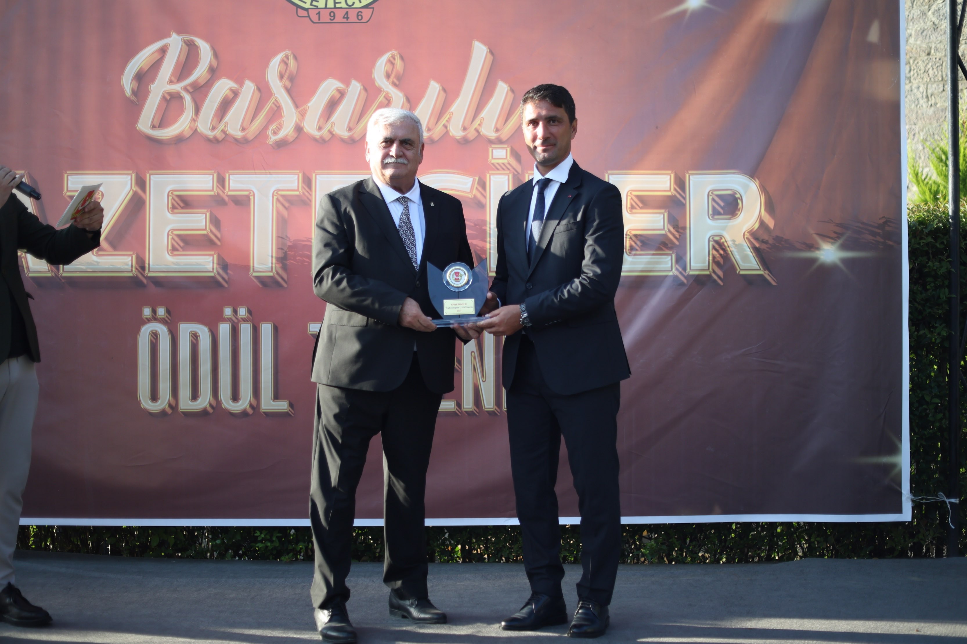 Trabzon Gazeteciler Cemiyeti’nden Eyüp Saka ve Havvanur Kethüda’ya Ödül