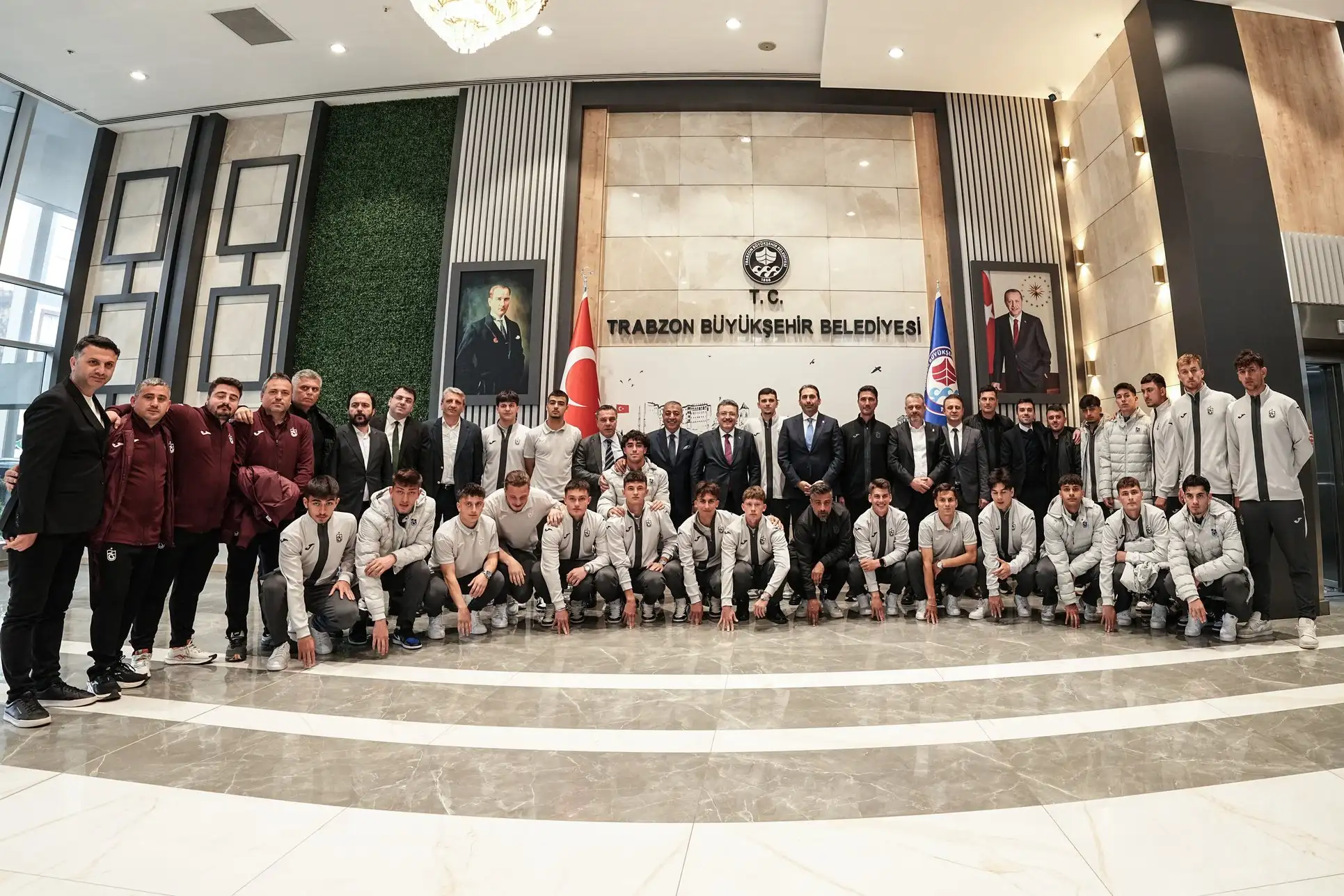 Trabzon Büyükşehir Belediye Başkanı Ahmet Metin Genç, U19 Takımımızı Ağırladı