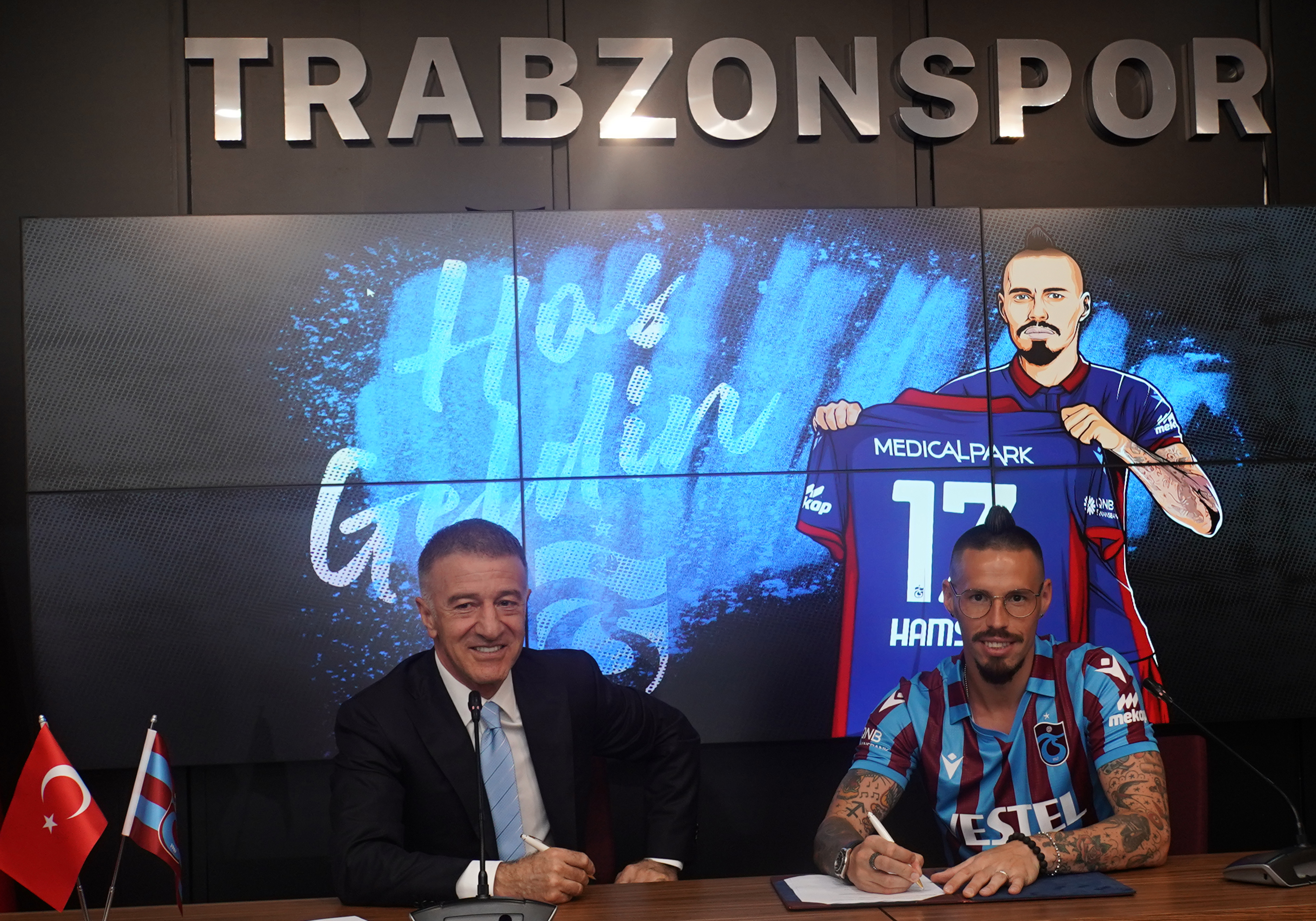 Başkanımız Ahmet Ağaoğlu’nun katılımıyla yeni transferimiz Marek Hamsik’e imza töreni düzenlendi